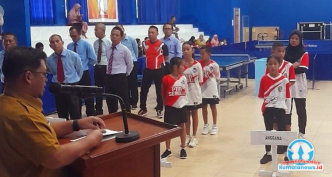 
 Kepala Dispora Kukar, Aji Ali Husni, saat memberikan sambutan sekaligus arahan pada pembukaan pertandingan tenis meja antarsekolah yang diikuti beberapa kecamatan di Kutai Kartanegara. (Dok. Rahman)