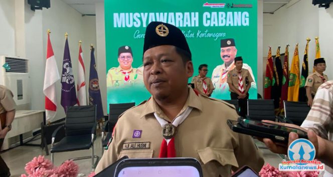 
 Kepala Dinas Pemuda dan Olahraga Kutai Kartanegara, Aji Ali Husni, yang juga menjabat sebagai Ketua Kwarcab Kukar periode 2025–2030, memberikan keterangan terkait komitmennya memperkuat kolaborasi lintas sektor demi memajukan pembinaan kepramukaan di era penuh tantangan. (Dok. Kumalanews.id)