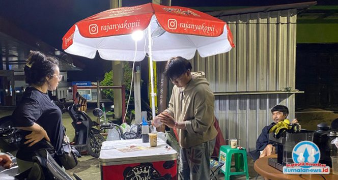
 Salah satu pedagang kopi keliling di Kutai Kartanegara yang kini menarik perhatian masyarakat. (Dok. Andri)