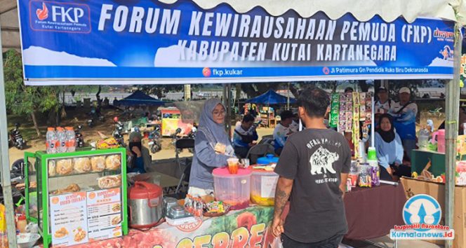 
 Produk UMKM Forum Kewirausahaan Pemuda Kukar, mulai dari makanan olahan hingga kerajinan, ditata rapi di lokasi produksi sebagai upaya memperkuat branding dan pemasaran. (Dok. A Wahyudi)