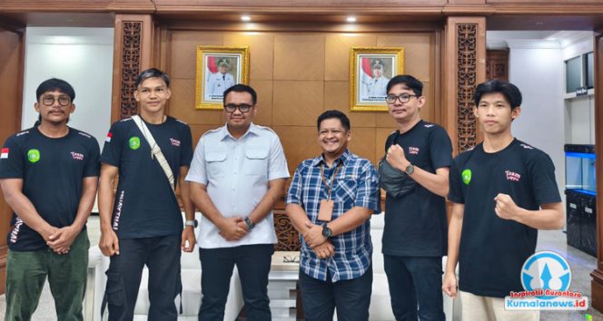
 Foto bersama Bupati Kutai Kartanegara, Aulia Rahman Basri, dan Kepala Dispora Kukar, Aji Ali Husni, saat melepas secara resmi para atlet Muay Thai Kukar yang akan berlaga pada kejuaraan internasional di Malaysia.