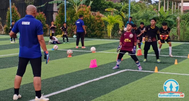 
 Tampak kegiatan rutin SSB Al Hidayah Vamous Soccer Tenggarong yang terus melakukan pembinaan bagi pesepak bola usia dini. Dinas Pemuda dan Olahraga Kutai Kartanegara mulai mendorong penerapan sistem manajemen yang lebih terstandardisasi di seluruh Sekolah Sepak Bola (SSB). (Dok. Indirwan)