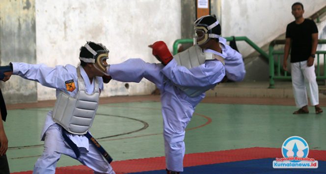 
 Tampak atlet beladiri saat melakoni pertandingan dalam kejuaraan karate. Dinas Pemuda dan Olahraga Kutai Kartanegara terus memperkuat pembinaan atlet beladiri, terutama bagi talenta muda yang berpotensi berprestasi hingga tingkat nasional maupun internasional. (Dok. Fairuzzabady)