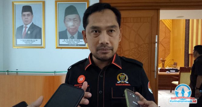 
 Anggota Bapemperda DPRD Samarinda, Abdul Rohim, menjelaskan fokus revisi Perda Pajak Daerah dan Retribusi Daerah yang menyasar struktur tarif dan penambahan objek retribusi baru, Kamis (4/12/2025). (Foto: Yana)