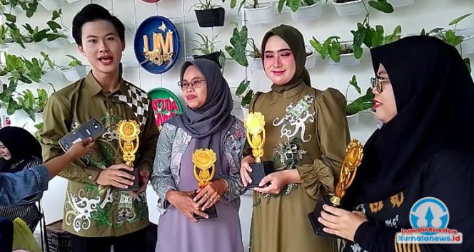 
 Para model dan desainer yang terlibat dalam Pameran Kebudayaan Bilah Nusantara 2025 berpose sambil membawa trofi penghargaan usai tampil dalam sesi peragaan busana. Mereka mewakili berbagai brand lokal seperti Gilfantee, Chory A, dan Noorayya, serta komunitas MDFM yang berkolaborasi dengan MUA, fotografer, dan pelaku seni lainnya. Kehadiran mereka mencerminkan semangat generasi muda dalam mengembangkan kreativitas sekaligus mendukung pelestarian budaya di Samarinda. (Foto: Yana)