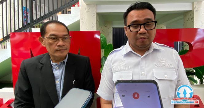 
 Bupati Kutai Kartanegara, Aulia Rahman Basri, didampingi Kepala DPMPTSP Kukar, Alfian Noor, memberikan keterangan kepada media terkait pengembangan Mall Pelayanan Publik (MPP) yang terus diarahkan untuk mendukung terwujudnya Kukar Idaman Terbaik. (Dok. Kumalanews.id)