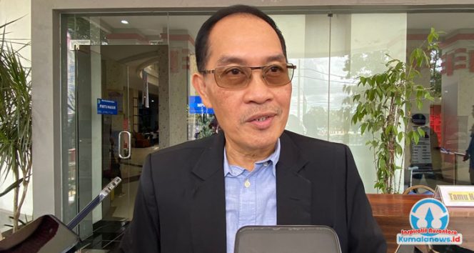 
 Kepala DPMPTSP Kukar, Alfian Noor, menyampaikan keterangan kepada media bahwa berbagai evaluasi dan arahan dari Bupati Kukar terus diperkuat agar Mall Pelayanan Publik (MPP) semakin optimal dalam memberikan kemudahan layanan bagi masyarakat. (Dok. Kumalanews.id)