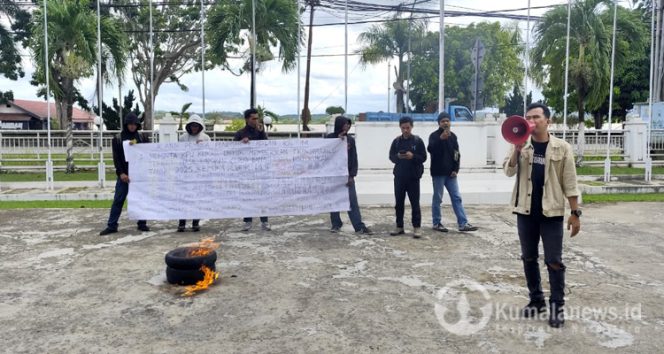 
 Sejumlah massa yang tergabung dalam Aliansi Pemuda Penegak Keadilan Kalimantan Timur (Kaltim) menggelar aksi damai di depan Kantor Komisi Pemilihan Umum (KPU) Kabupaten Kutai Kartanegara, Senin (8/12/2025). (Pic. Akmal)