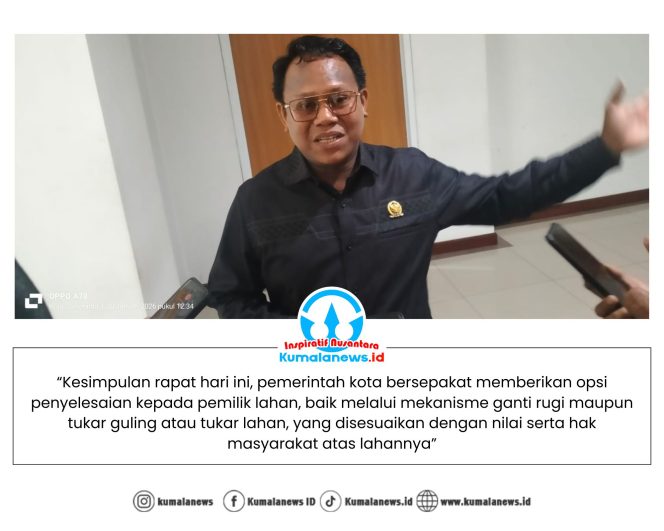 
 Ketua Komisi I DPRD Kota Samarinda, Samri Shaputra, memberikan keterangan kepada sejumlah media usai rapat hearing terkait tindak lanjut hasil dan tinjauan lapangan permasalahan tanah di Jalan Blitar RT 24, Kelurahan Harapan Baru, Selasa (20/1/2026). Foto: Yana Ashari.