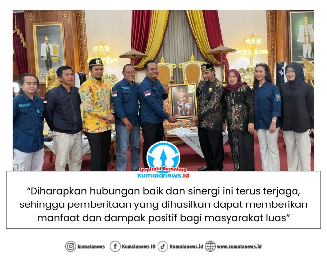 
 Ketua PWI Kukar Andi Wibowo, didampingi Sekretaris Lodia Astagina dan Bendahara Fairuzzabady, menyerahkan cinderamata berupa karikatur tokoh Sultan Kutai Kartanegara Ing Martadipura, Adji Muhammad Arifin. Dok. PWI Kutai Kartanegara.