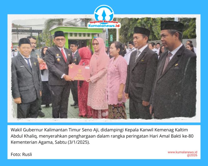 
 Wakil Gubernur Kalimantan Timur Seno Aji, didampingi Kepala Kanwil Kemenag Kaltim Abdul Khaliq, menyerahkan penghargaan dalam rangka peringatan Hari Amal Bakti ke-80 Kementerian Agama, Sabtu (3/1/2025).
Foto: Rusli