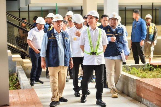 
 Wakil Presiden Republik Indonesia, Gibran Rakabuming Raka, menutup Tahun 2025 dengan melanjutkan kunjungan kerja hari kedua di Ibu Kota Nusantara (IKN) dengan meninjau Kawasan Legislatif, Rabu (31/12/2025). (Pic: Humas Otorita IKN)