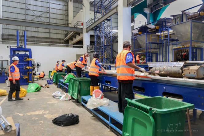 
 Bangunan Pengelolaan (BP) 1 merupakan salah satu fasilitas di Tempat Pembuangan Sampah Terpadu (TPST) yang berfungsi sebagai area pengolahan fisika sampah. (Pic: Humas Otorita IKN)