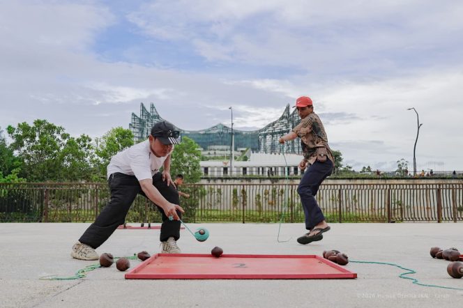 
 Mulai dari permainan rakyat, dari Sumpit, Belogo, Bakiak, Egrang hingga Gasing, Otorita Ibu Kota Nusantara (IKN) tawarkan berbagai wahana permainan rakyat yang menggugah nostalgia masyarakat yang berkunjung di kawasan Nusantara.