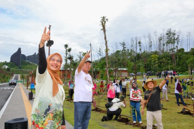 
 Sebanyak 142 masyarakat umum dan insan Otorita IKN mengawali tahun 2026 dengan meninggalkan jejak hijau dengan penanaman pohon di Plaza Yudikatif, KIPP IKN, pada Kamis (01/01/2025).