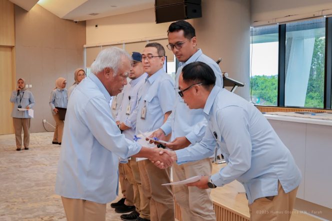 
 Kepala Otorita IKN Basuki Hadimuljono bersama para pejabat perbendaharaan Otorita IKN menandatangani pakta integritas sebagai komitmen mewujudkan pengelolaan keuangan negara yang akuntabel, transparan, dan bebas konflik kepentingan, seiring turunnya DIPA Otorita IKN Tahun Anggaran 2026 senilai Rp6 triliun, di Kantor Otorita IKN, Nusantara, Rabu (31/12/2025).