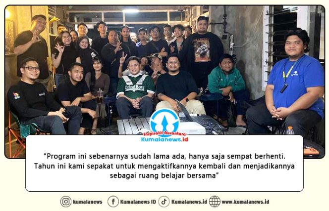 
 Foto bersama para peserta Materi Class yang digelar Komunitas Pelem Indie Kutai Kartanegara pada Rabu malam (14/1/2026) di Kedai Rogoss, Tenggarong. Foto: Fairuzzabady