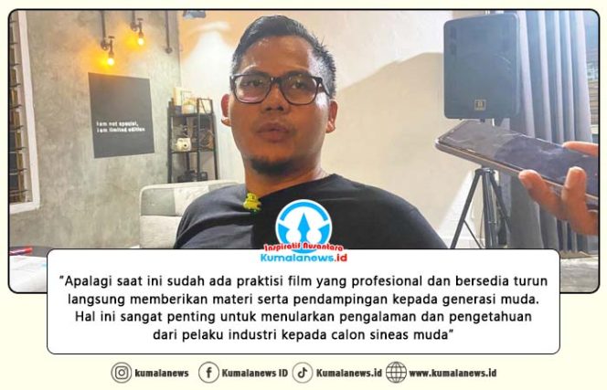 
 Kepala Bidang Pengembangan Ekonomi Kreatif Dinas Pariwisata Kutai Kartanegara, Zikri Umulda, memberikan keterangan kepada media terkait komitmen pemerintah daerah dalam mendukung perkembangan ekosistem perfilman lokal sebagai bagian dari penguatan sektor ekonomi kreatif, usai menghadiri kegiatan Materi Class film yang digelar Komunitas Pelem Indie Tenggarong di Kedai Rogoss, Tenggarong, Rabu malam (14/1/2026). Foto: Fairuzzabady.