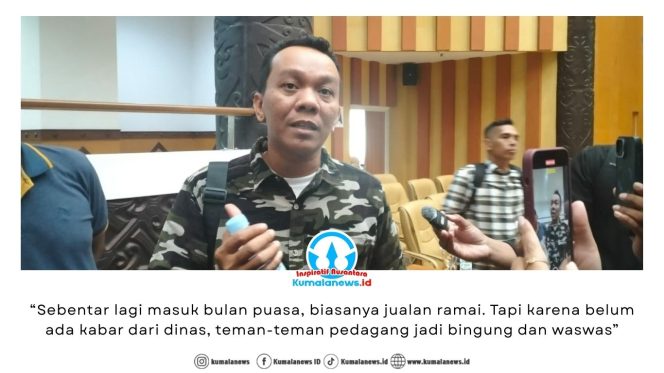 
 Perwakilan pedagang, Ady, memberikan keterangan kepada sejumlah media terkait harapan pedagang agar segera mendapatkan kepastian lapak usaha menjelang bulan suci Ramadan. Foto: Yana Ashari.