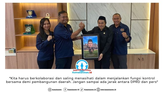
 Ketua Persatuan Wartawan Indonesia Kabupaten Kutai Kartanegara, Andi Wibowo, menyerahkan cinderamata berupa foto karikatur kepada Ketua DPRD Kutai Kartanegara, Ahmad Yani, didampingi Sekretaris PWI Kukar Lodya Astagina serta Bendahara PWI Kukar Fairuzzabady. Dok: PWI Kutai Kartanegara.