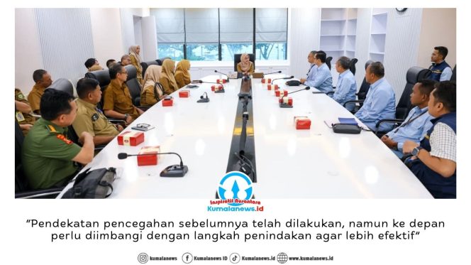 
 Otorita Ibu Kota Nusantara (IKN) bersama Sekretaris Daerah (Sekda) Provinsi Kalimatan Timur melaksanakan diskusi terkait dengan penanganan kawasan Nusantara, termasuk aktivitas ilegal, pengelolaan hutan, dan kependudukan di Kantor Sekda Provinsi Kalimantan Timur, Samarinda, pasa Selasa (24/02/2026). Dok: Humas Otorita Ibu Kota Nusantara.