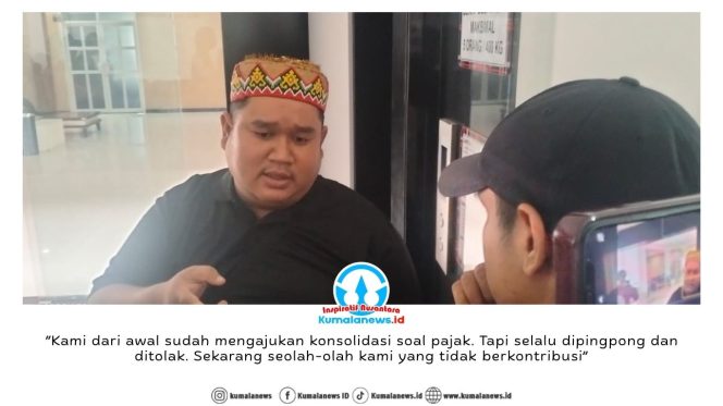 
 Koordinator Lapangan Parkir, Dedi Septian, menyampaikan keterangan pers usai mengikuti rapat dengar pendapat (hearing) bersama DPRD Kota Samarinda. Ia mengungkapkan kekecewaannya karena menilai aspirasi masyarakat lokal terkait pengelolaan parkir belum terjawab secara tuntas. Foto: Yana Ashari.