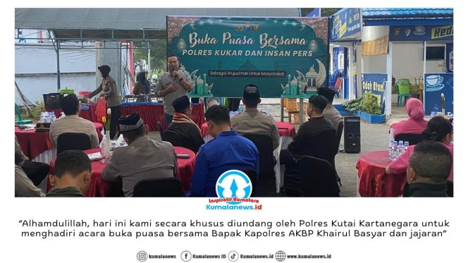 
 Ketua Persatuan Wartawan Indonesia Kabupaten Kutai Kartanegara, Andi Wibowo, menyampaikan sambutan dalam kegiatan buka puasa bersama jajaran Polres Kutai Kartanegara dan insan pers di lapangan parkir penyeberangan Pulau Kumala, Tenggarong, Rabu (25/2/2026) sore. Foto: Fairuzzabady.