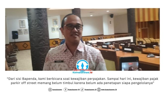 
 Kepala Bapenda Kota Samarinda, Cahya Ernawan, memberikan keterangan kepada media terkait pengelolaan parkir Resto Mie Gacoan di Jalan M. Yamin dan Jalan Ahmad Yani. Foto: Yana Ashari.
