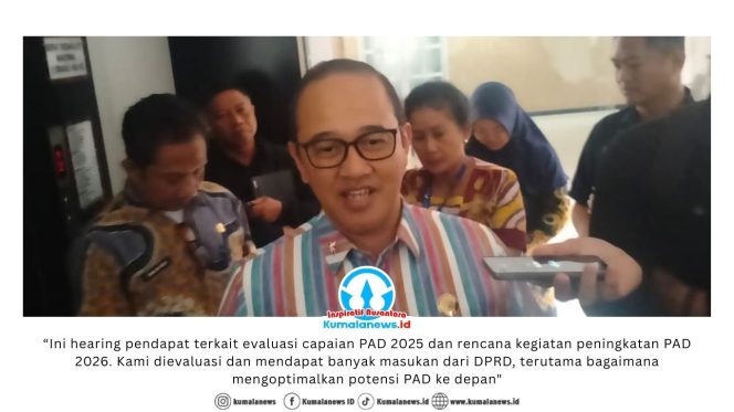 
 Kepala Badan Pendapatan Daerah (Bapenda) Kota Samarinda, Cahya Ernawan, memberikan keterangan kepada awak media terkait evaluasi capaian PAD Tahun 2025 dan target PAD Tahun 2026 usai rapat hearing bersama DPRD Kota Samarinda.