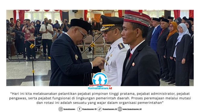 
 Bupati Kutai Kartanegara, Aulia Rahman Basri, menyematkan tanda jabatan kepada salah satu pejabat yang dilantik di Pendopo Odah Etam, Tenggarong, Jumat (6/2/2026). Foto: Fairuzzabady.