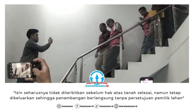 
 Petugas dari Kejaksaan Tinggi Kalimantan Timur menggiring dua tersangka usai pemeriksaan. Keduanya merupakan mantan Kepala Dinas Pertambangan Kabupaten Kutai Kartanegara yang ditetapkan dan ditahan terkait dugaan penerbitan Izin Usaha Pertambangan (IUP) ilegal di lahan transmigrasi. Foto: Yana Ashari.