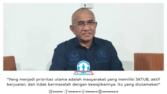 
 Anggota DPRD Kota Samarinda sekaligus Ketua Fraksi NasDem dan Ketua DPD Partai NasDem Kota Samarinda, Joha Fajal, memberikan keterangan kepada media terkait aksi unjuk rasa pedagang ke Dinas Perdagangan (Disdag) Samarinda. Foto: Yana Ashari.