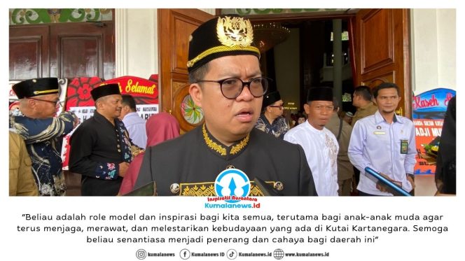 
 Wakil Bupati Kutai Kartanegara (Kukar) Rendi Solihin memberikan keterangan kepada media usai menghadiri acara Kaseh Selamat Sultan Kutai Kartanegara Ing Martadipura dalam rangka HUT ke-75 Sultan Adji Muhammad Arifin di Kedaton Kesultanan Kutai Kartanegara Ing Martadipura, Senin (9/2/2026). Foto: Fairuzzabady.
