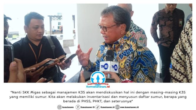 
 Staf Khusus Menteri ESDM, Nanang Abdul Manaf, memberikan keterangan pers kepada media terkait mekanisme pengusulan dan pengelolaan sumur-sumur migas oleh mitra lokal, usai mengikuti kegiatan Sosialisasi Peraturan Menteri ESDM Nomor 14 Tahun 2025 kepada BUMD/BUMDes, koperasi, UMKM, asosiasi, serta pengusaha lokal di Kalimantan Timur, Selasa (10/2/2026). Foto: Yana Ashari.