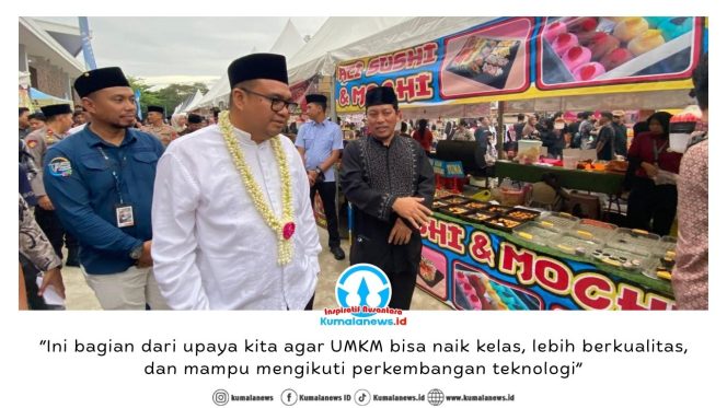 
 Bupati Kutai Kartanegara Aulia Rahman Basri didampingi Plt Kepala Dinas Perindustrian dan Perdagangan Kukar Sayyid Fathullah serta Ketua Panitia kegiatan sekaligus pengelola Tangga Arung Square Adriadi Ashari meninjau Bazar Ramadhan sambil menyapa pelaku UMKM dan warga yang tengah berbelanja menu berbuka puasa. Foto: Fairuzzabady.