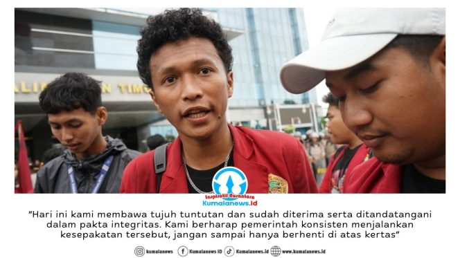 
 Koordinator Lapangan Aliansi Gerakan Rakyat Menggugat, Andreas Anggariuswato, memberikan keterangan pers dengan menegaskan bahwa aksi tersebut merupakan bentuk keseriusan mahasiswa dan masyarakat dalam mengawal arah kebijakan Pemerintah Provinsi Kalimantan Timur. Foto: Yana Ashari.