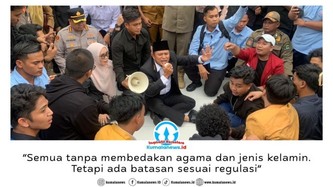 
 Gubernur Kalimantan Timur, Rudy Mas’ud, duduk bersama mahasiswa yang tergabung dalam Aliansi Gerakan Rakyat Menggugat (GERAM) saat aksi damai di depan Kantor Gubernur Kalimantan Timur, Senin (23/2/2026). Momen tersebut menjadi ruang dialog langsung antara pemerintah provinsi dan massa aksi. Foto: Yana Ashari.