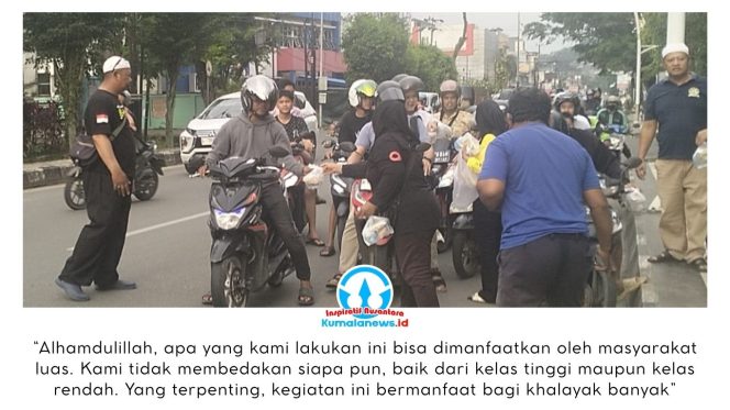 
 Perhimpunan Bubuhann Banjar Kayuh Beimbai menunjukkan kepedulian sosial dengan menggelar kegiatan berbagi secara rutin. Dalam kegiatan tersebut, ratusan paket takjil dibagikan kepada warga yang melintas di jalan untuk berbuka puasa. Foto: Yana Ashari.