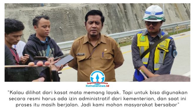 
 Pelaksana Tugas Kepala Dinas PUPR Kota Samarinda, Hendra Kesuma, memberikan keterangan pers kepada sejumlah awak media terkait proses perizinan operasional Terowongan Samarinda yang masih berjalan. Masyarakat diminta bersabar hingga seluruh tahapan administrasi dan uji kelayakan selesai. Foto: Yana Ashari.