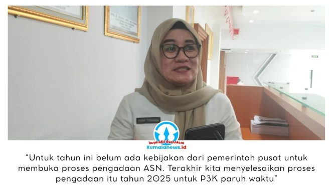 
 Kepala Badan Kepegawaian dan Pengembangan Sumber Daya Manusia (BKPSDM) Kota Samarinda, Fiona Citrayani, memberikan keterangan pers kepada sejumlah awak media terkait belum adanya kepastian pembukaan pengadaan Aparatur Sipil Negara (ASN) tahun 2026 di lingkungan Pemerintah Kota Samarinda. Hingga saat ini, kebijakan resmi dari pemerintah pusat terkait rekrutmen ASN tahun ini masih belum diterbitkan. Foto: Yana Ashari.
