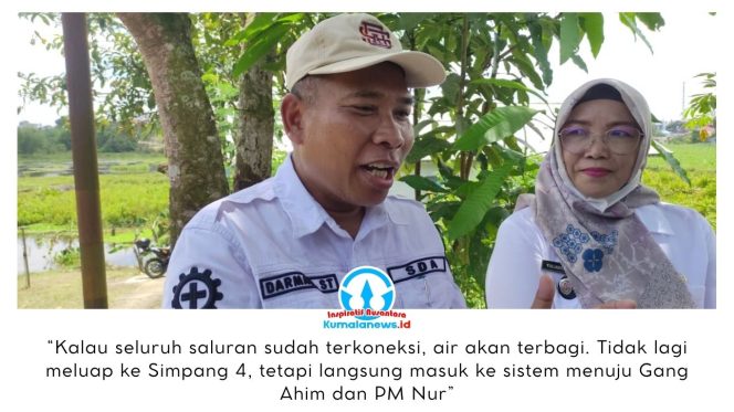 
 Kepala Bidang Sumber Daya Air (SDA) Dinas Pekerjaan Umum dan Penataan Ruang Kota Samarinda, Darmadi, memberikan keterangan pers kepada sejumlah awak media terkait upaya percepatan pengendalian banjir di kawasan Sempaja oleh Pemerintah Kota Samarinda. Salah satu langkah yang menjadi fokus adalah pembangunan rumah pompa serta penyambungan jaringan saluran drainase agar sistem pengendalian banjir dapat berfungsi secara maksimal. Foto: Yana Ashari.