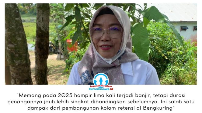 
 Lurah Sempaja Timur, Yuliani, memberikan keterangan pers kepada sejumlah awak media terkait dampak pembangunan kolam retensi di kawasan Bengkuring, Kelurahan Sempaja Timur. Pembangunan tersebut mulai menunjukkan hasil positif dalam penanganan banjir, meski genangan masih terjadi beberapa kali sepanjang 2025, durasinya kini jauh lebih singkat dibandingkan sebelumnya. Foto: Yana Ashari.