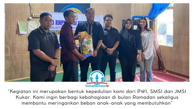 
 Ketua PWI Kutai Kartanegara, Andi Wibowo, bersama Sekretaris PWI Kukar Lodya Astagina, Ketua SMSI Kukar Angga Triadi, serta perwakilan JMSI Kukar menyerahkan santunan kepada anak-anak di Rumah Tahfidz Quran di Kecamatan Tenggarong. Dok: PWI Kutai Kartanegara.
