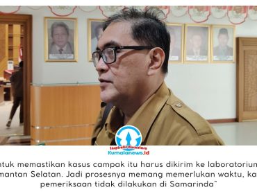 Kepala Dinas Kesehatan (Dinkes) Kota Samarinda, Ismed Kusasih, memberikan keterangan pers kepada sejumlah awak media terkait puluhan kasus dugaan campak di Samarinda yang hingga kini masih berstatus suspect dan belum terkonfirmasi positif. Untuk memastikan diagnosis, sampel pasien dikirim ke laboratorium di luar daerah guna menjalani pemeriksaan lanjutan. Foto: Yana Ashari.