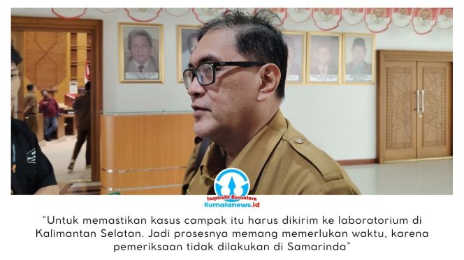 
 Kepala Dinas Kesehatan (Dinkes) Kota Samarinda, Ismed Kusasih, memberikan keterangan pers kepada sejumlah awak media terkait puluhan kasus dugaan campak di Samarinda yang hingga kini masih berstatus suspect dan belum terkonfirmasi positif. Untuk memastikan diagnosis, sampel pasien dikirim ke laboratorium di luar daerah guna menjalani pemeriksaan lanjutan. Foto: Yana Ashari.