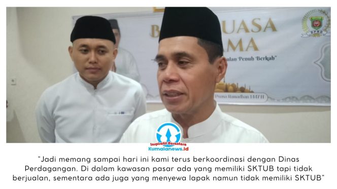 
 Ketua DPRD Kota Samarinda, Helmi Abdullah, memberikan keterangan kepada awak media terkait perlunya Pemerintah Kota (Pemkot) Samarinda segera menyelesaikan persoalan penataan pedagang yang berkaitan dengan Surat Keterangan Tempat Usaha Berdagang (SKTUB) di kawasan Pasar Pagi Samarinda. Foto: Yana Ashari.