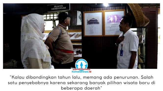 
 Suasana wisatawan saat berkunjung ke Museum Kayu Tuah Himba, Tenggarong, beberapa waktu lalu. Para pengunjung mendapat pendampingan dari Koordinator Museum Kayu, Sophyan Hadi. Dok: Fairuzzabady/Fikri.
