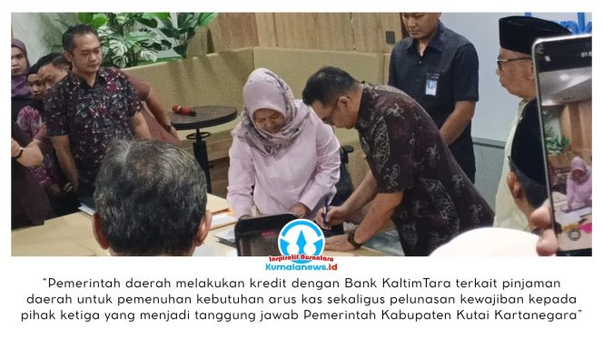 
 Kegiatan penandatanganan akad kredit antara Pemerintah Kabupaten Kutai Kartanegara dengan Bank KaltimTara untuk memenuhi kebutuhan arus kas daerah sekaligus menyelesaikan kewajiban kepada pihak ketiga. Penandatanganan tersebut dihadiri Bupati Kutai Kartanegara Aulia Rahman Basri bersama Sekretaris Daerah Sunggono dalam kegiatan yang berlangsung di Tenggarong. Foto: Indirwan.
