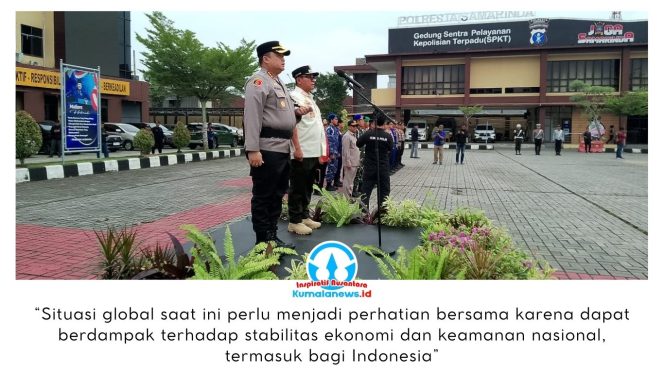 
 Kapolresta Samarinda, Kombes Pol Hendri Umar, memimpin Apel Gelar Pasukan Operasi Kepolisian Terpusat Ketupat 2026 dalam rangka pengamanan perayaan Idul Fitri 1447 Hijriah di Kota Samarinda, Kamis (12/3/2026). Foto: Yana Ashari.
