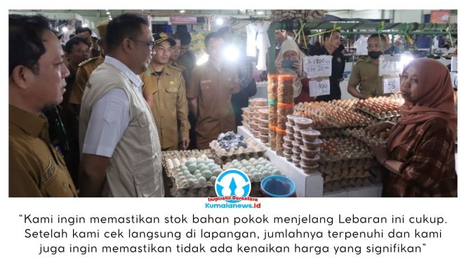 
 Bupati Kutai Kartanegara, Aulia Rahman Basri, didampingi Sekretaris Daerah Kukar Sunggono, unsur Forkopimda, perwakilan Bank Indonesia, BPOM, serta sejumlah Organisasi Perangkat Daerah terkait, melakukan pemantauan harga dan ketersediaan bahan pokok di Pasar Mangkurawan, Tenggarong, Senin (16/3/2026). Kegiatan ini dilakukan untuk memastikan stabilitas harga serta kecukupan stok sembako menjelang Hari Raya Idulfitri 1447 Hijriah. Dok: www.Kukarpaper.com